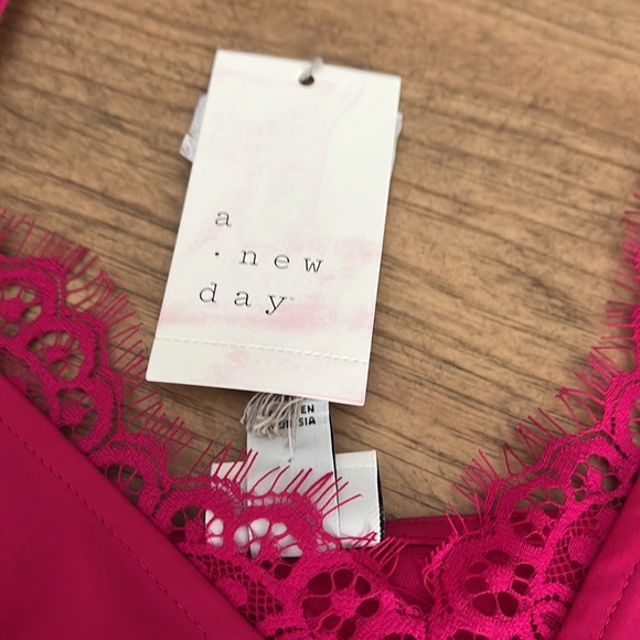 Hot pink tank top - Picture 2 of 3